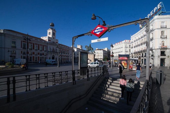 Transeúntes pasean por las inmediaciones del metro de Sol