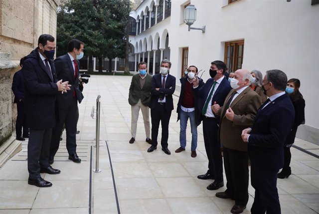 El presidente de la Junta de Andalucía, Juanma Moreno (i), junto a miembros del Gobierno andaluz en el Parlamento.
