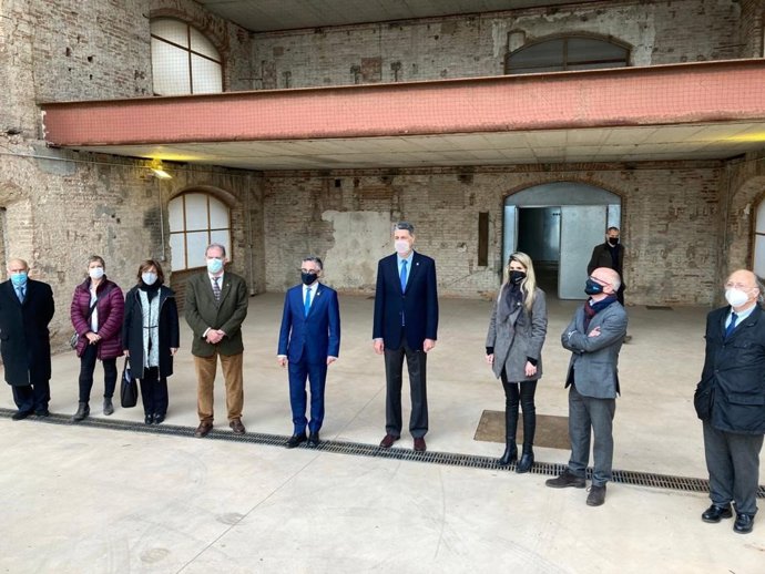 El alcalde de Sant Adri de Bess (Barcelona), Joan Callau; el conseller de Empresa y Conocimiento de la Generalitat, Ramon Tremosa, y el alcalde de Barcelona (Badalona), Xavier García Albiol, este miércoles