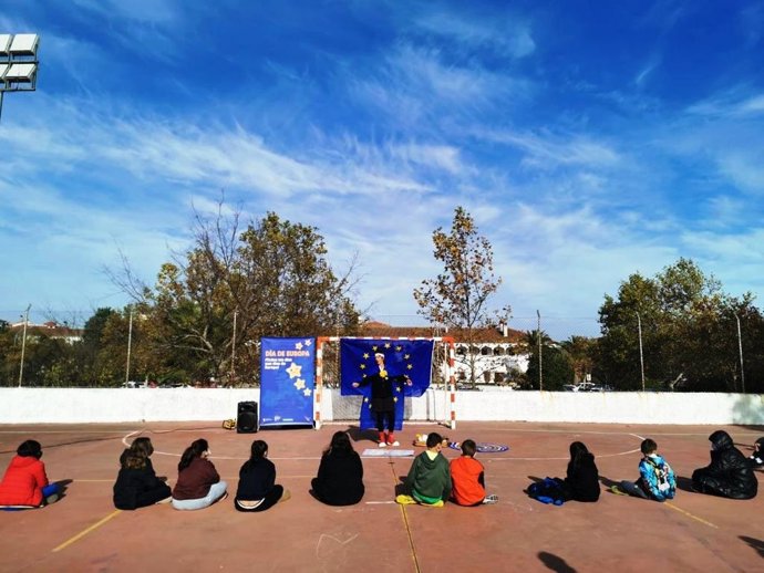 El centro Europe Direct realiza una actividad en el colegio Ribera del Marco de Cáceres