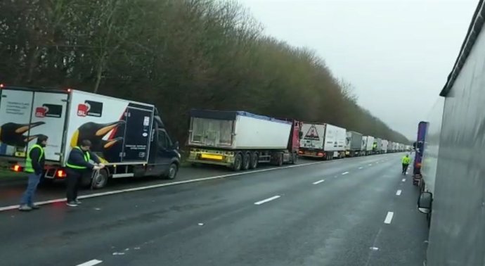 Conductores atrapados por el cierre de la frontera de Francia en Reino Unido