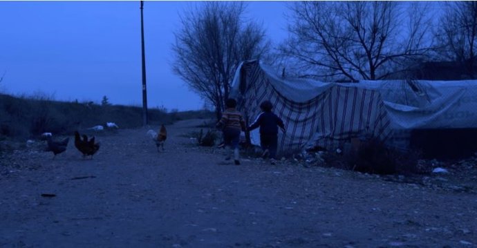 Una eurodiputada de Podemos felicita las fiestas a la Comunidad con el christmas 'Navidad sin luz' grabado en la Cañada