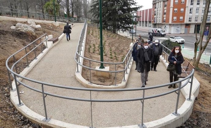Visita del alcalde de Valladolid y Luis Vélez a las obras llevadas a cabo en Pajarillos y San Isidro.