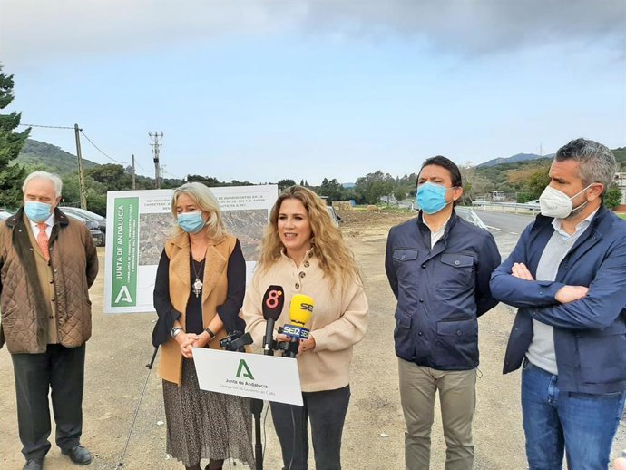 Mestre en el final de las obras de mejora de la A-2226 en Benalup 