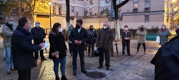 Beltrán Pérez, con vecinos de Rochelambert