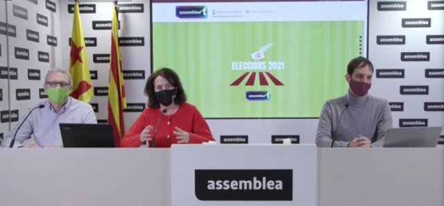 La presidenta de l'ANC, Elisenda Paluzie, en roda de premsa telemàtica al costat del vicepresident de l'entitat, David Fernández, i del coordinador de la Comissió de Comunicació, Adrià Alsina.