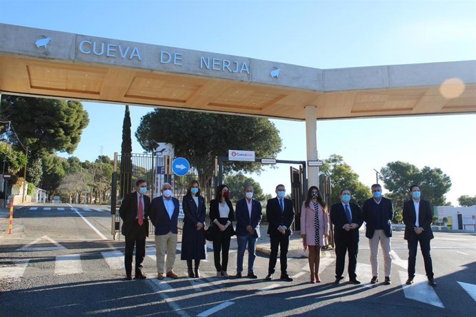 Imagen puerta de entrada de la Cueva de Nerja