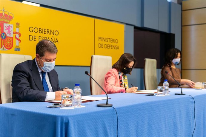 El presidente de Castilla-La Mancha, Emiliano García-Page, firma en Madrid, un protocolo con el Ministerio de Defensa relativo a diversos inmuebles ubicados en Ciudad Real. En la sede del Ministerio de Defensa.