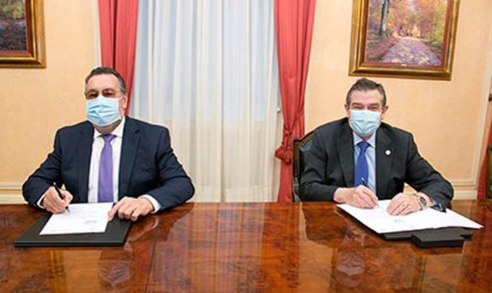 Acuerdo entre el presidente del Grupo Social ONCE, Miguel Carballeda, y el director general de Fesbal, Miguel Fernández Rodríguez