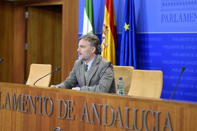 El portavoz parlamentario del PSOE-A, José Fiscal, en rueda de prensa (Foto de archivo).