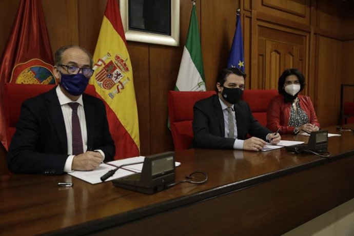 El rector de Loyola Andalucía, el alcalde y la edil de Servicios Sociales durante la firma del convenio.