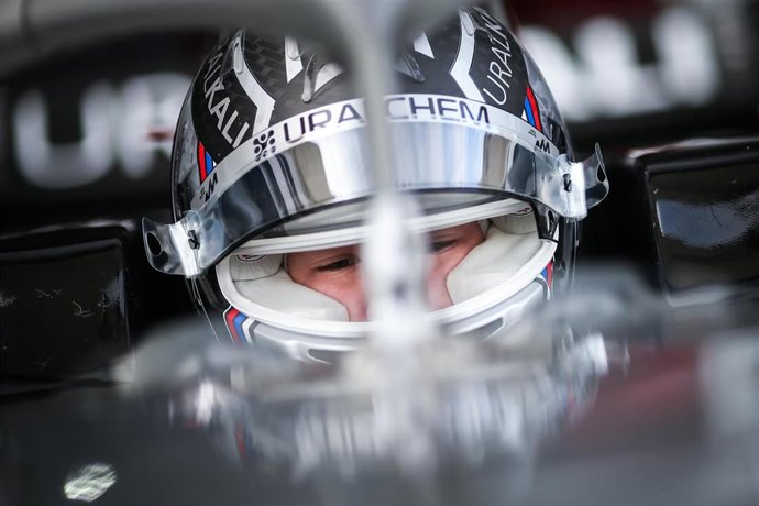 Nikita Mazepin en su monoplaza antes de una prueba del Mundial de F-2 de 2020