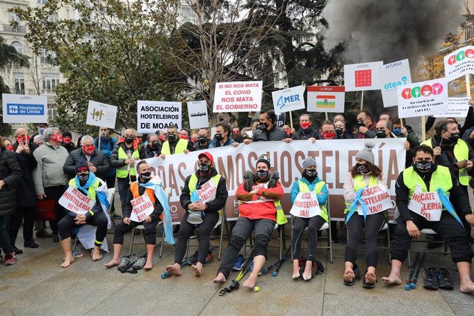 Hosteleros gallegos en su llegada al Congreso, en Madrid (España), a 21 de diciembre de 2020.  