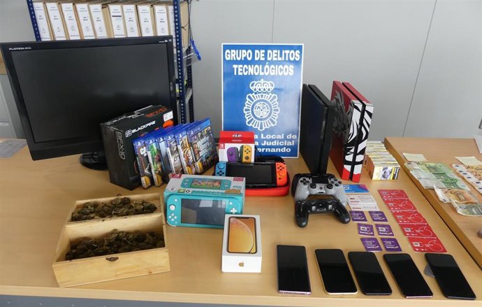 Objetos intervenidos a la organización que estafaba con compras online