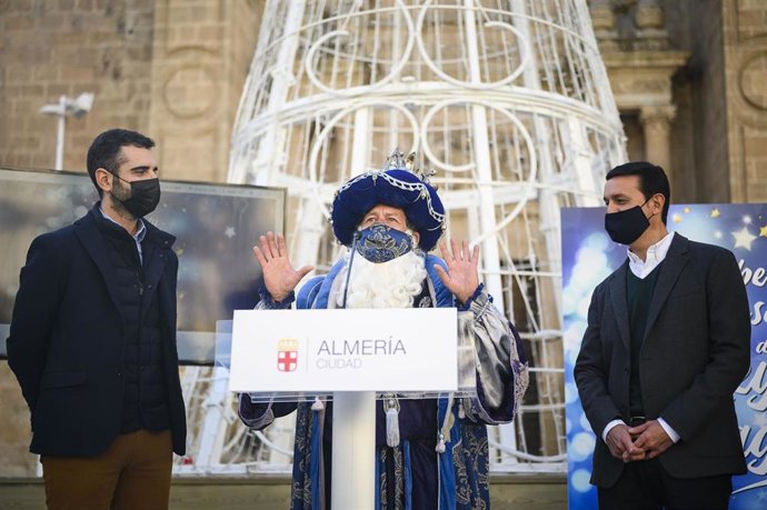 El alcalde de Almería y el presidente de la Diputación junto con uno de los Reyes Magos