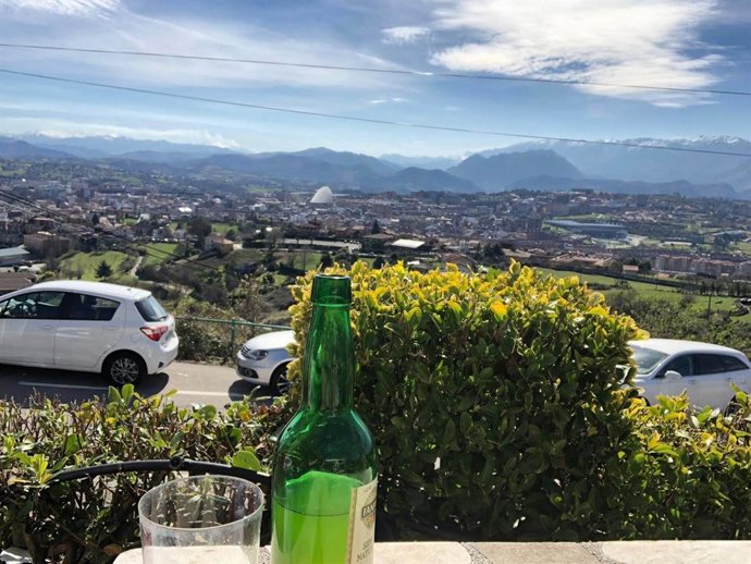 Sidra en una terraza de Oviedo.