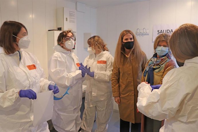 Mestre en la unidad móvil habilitada por la Consejería de Salud y Familias para la realización de test de antígenos