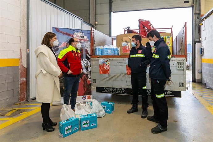 La consejera de Presidencia, Interior, Justicia y Acción Exterior, Paula Fernández, asiste al término de la campaña de recogida de alimentos realizada por los bomberos del 112