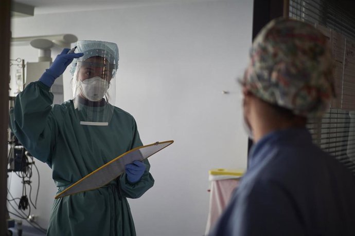 Una empleada sanitaria protegida trabaja en las instalaciones pertenecientes a la UCI de la Clínica Universidad de Navarra, en Pamplona, Navarra, (España), a 10 de noviembre de 2020