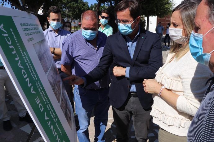 La consejera de Fomento conoce el proyecto para mejorar la carretera de Pampanico