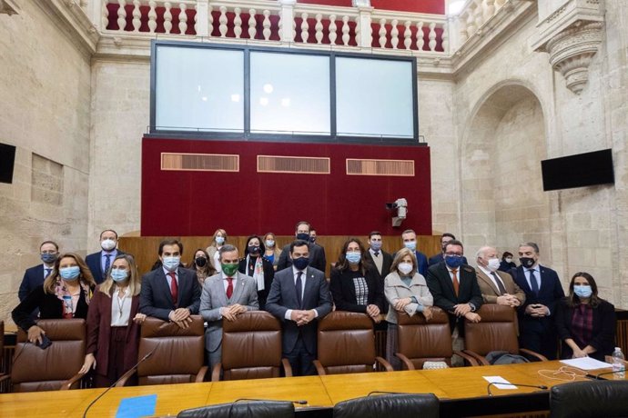 Juanma Moreno junto al Grupo Popular tras la aprobación del Presupuesto de la comunidad para 2021