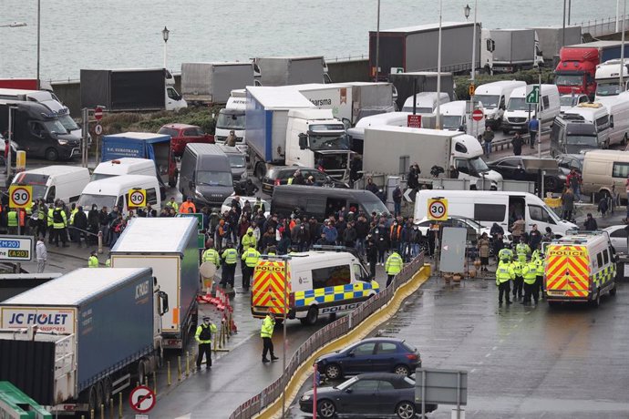 23 December 2020, Dover (Inglaterra):. Tráfico bloqueado en las carreteras próximas al puerto de Dover