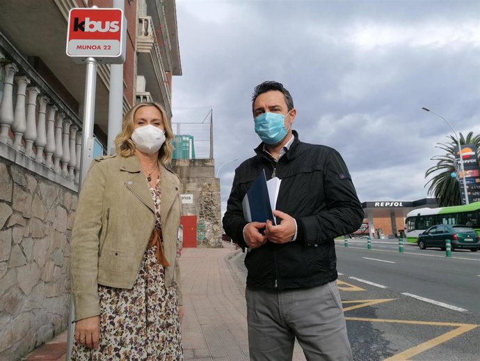 La alcaldesa, Amaia del Campo, y el concejal Jon Andoni Uria en la nueva parada del Kbus en Burtzeña.