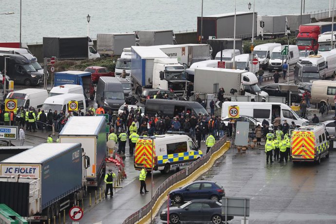 23 December 2020, England, Dover: Traffic blocks the roads around the Port of Dover, after French authorities announced the lift of the travel ban. Photo: Andrew Matthews/PA Wire/dpa