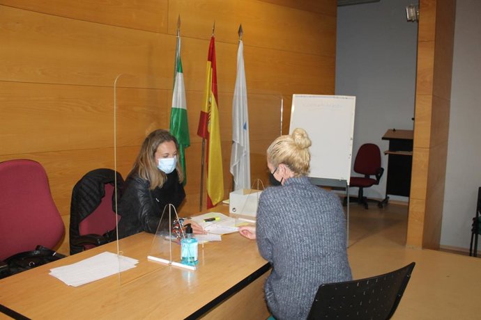 Entrega de un vale de la campaña Reagala, juega, sonríe.