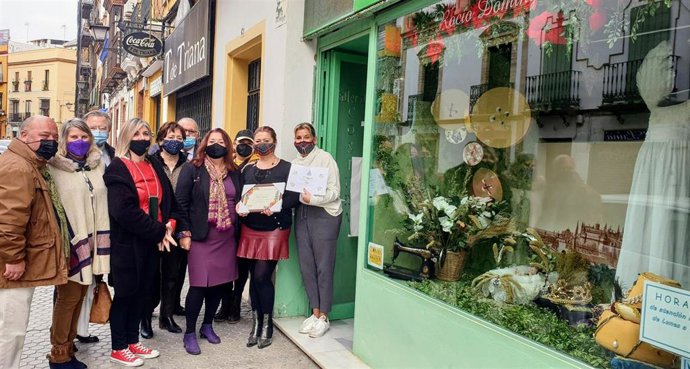 Entrega de los premios a los mejores escaparates de Triana y Los Remedios
