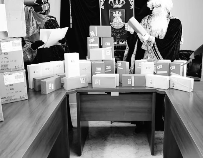 Los Reyes Magos con los regalos que han dejado en El Burgo para los niños