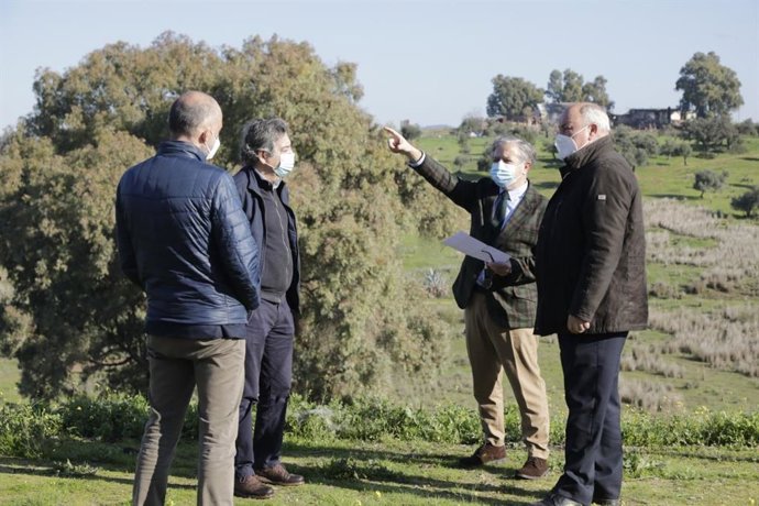 Fuentes (2 dcha.) en una de las zonas de Mirabueno donde actuará el Ayuntamiento.
