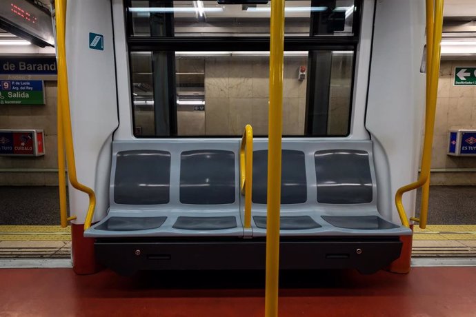 Un vagón de Metro de Madrid totalmente vacío durante la tercera semana de confinamiento por coronavirus, en Madrid (España), a 31 de marzo de 2020.