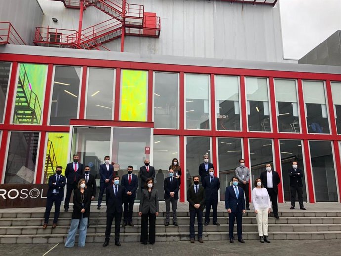 Casado en primera fila, en su visita a la planta de Prosol en Venta de Baños (Palencia).