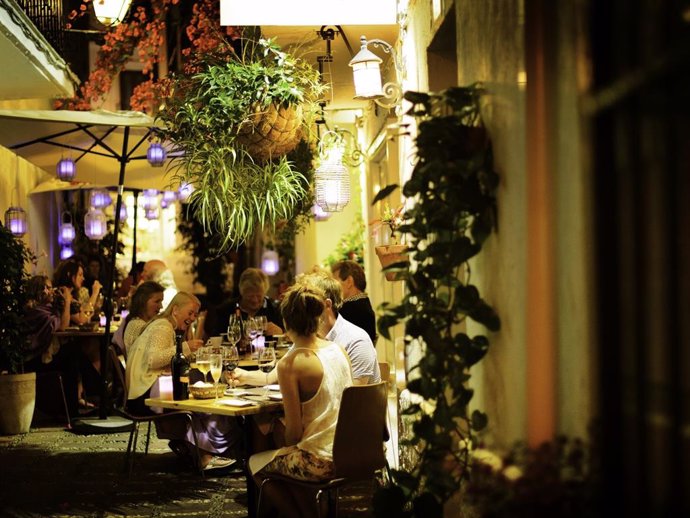 Imagen de archivo de turistas en un bar de Málaga.