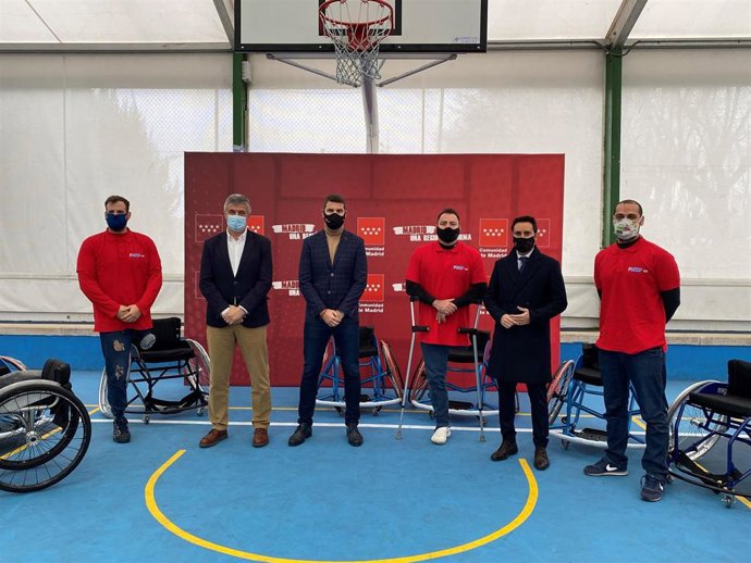 Javier Luengo y Roberto Núñez durante la entrega de material para la práctica deportiva de las personas con discapacidad