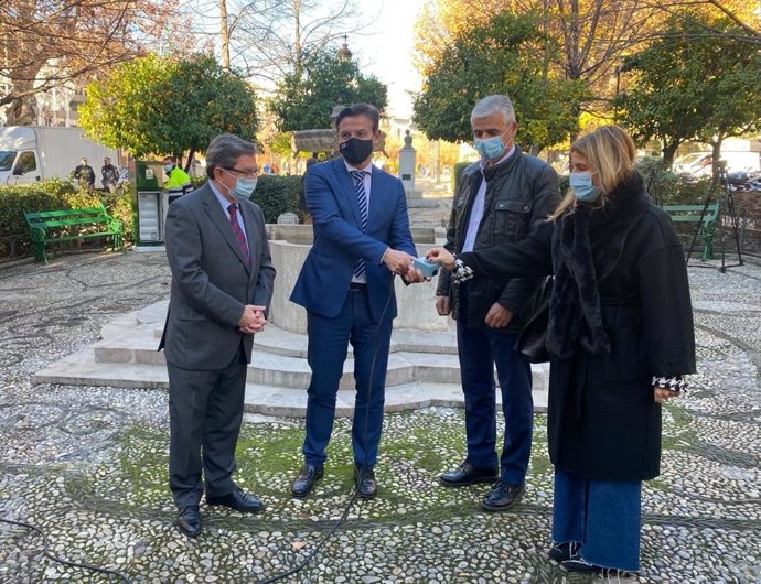 El Ayuntamiento y Emasagra ponen en marcha la fuente de Bibataubín de Granada tras 30 años fuera de servicio