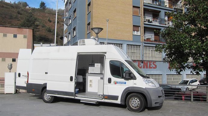 Vehículo medidor de la calidad del aire en las inmediaciones del vertedero de Zaldibar