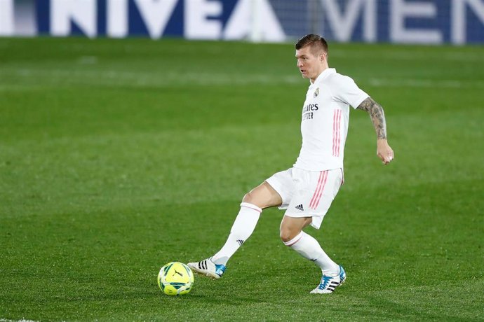 Toni Kroos ejecuta un pase durante un partido del Real Madrid