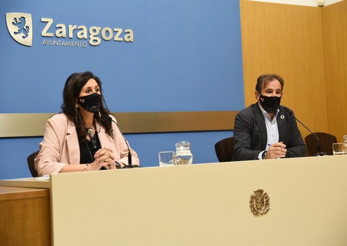 El consejero municipal de Acción Social y Familia del Ayuntamiento de Zaragoza, Ángel Lorén, y la concejala de Mayores, Paloma Espinosa