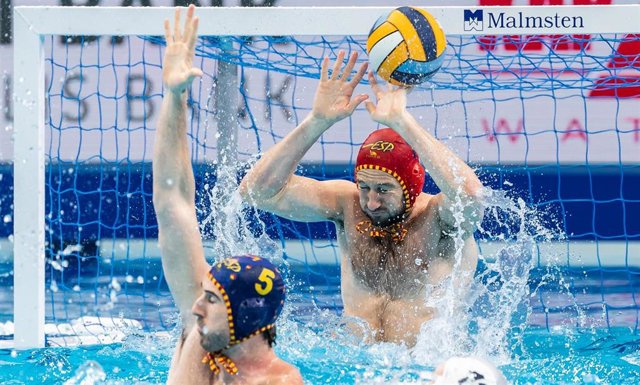 Daniel López Pinedo, en un partido con la selección española de waterpolo.