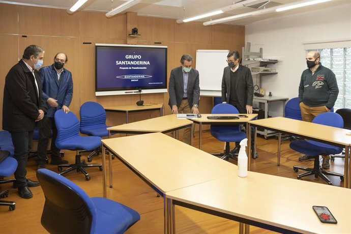 El consejero de Industria, Francisco Martín, visita Textil Santanderina.
