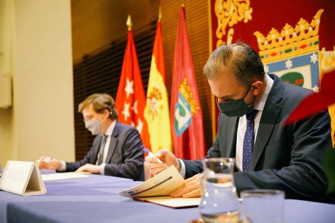 José Luis Martínez-Almeida y Javier Ortega Smith firman el acuerdo de presupuestos para Madrid