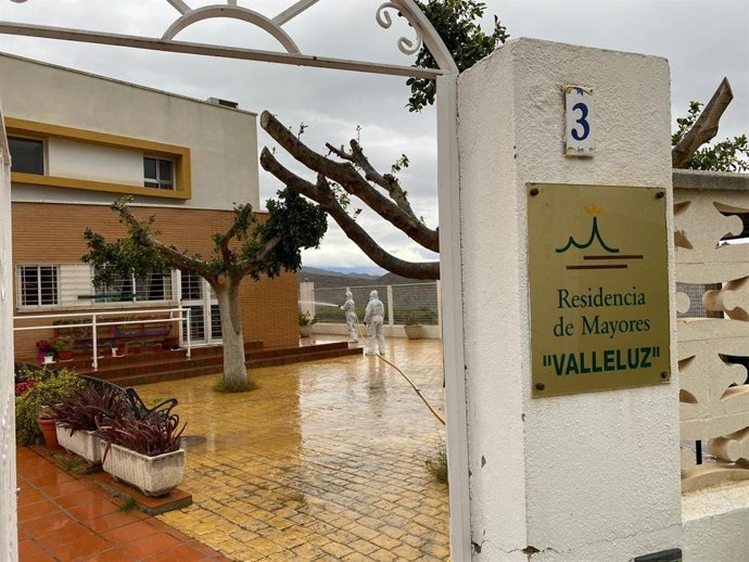 Labores de desinfección en la residencia de mayores Valleluz de Íllar (Almería) por parte de la UME
