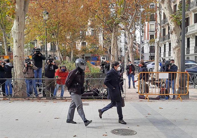 Sergio Ríos (con casco), quien fuera chófer del extesorero del PP Luis Bárcenas, llega a la Audiencia Nacional