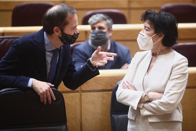 El senador del PSC José Manuel de la Vega amb la ministra d'Educació, Isabel Celaá, al Senat. Madrid (Espanya), 23 de desembre del 2020.