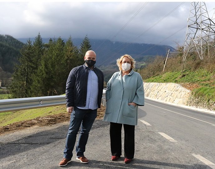 La diputada de Infraestructuras Viarias, Aintzane Oiarbide, acompañada por el alcalde de Zegama, Joseba Izagirre