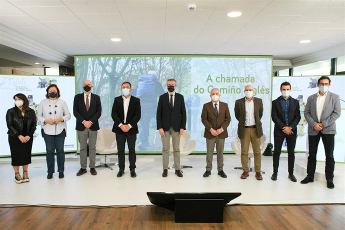 El vicepresidente de la Xunta, Alfonso Rueda; el presidente de la Diputación de A Coruña, Valentín González Formoso; y el triatleta Javier Gómez Noya, entre otros, en la presentación del vídeo promocional 'A chamada do Camiño Inglés'.