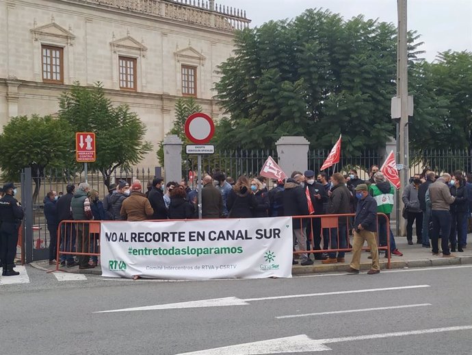 Protesta de trabajadores de Canal Sur ante el Parlamento andaluz.