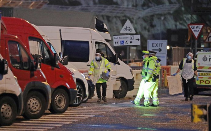 23 December 2020, England, Dover: Health worker prepare to take samples from drivers parked in the Port of Dover in Kent, after French authorities announced the lift of the travel ban with a negative test result. Photo: Andrew Matthews/PA Wire/dpa